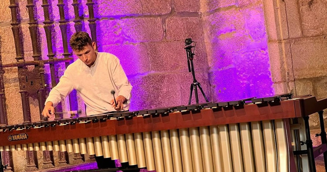 Tui recortada_edited.jpg